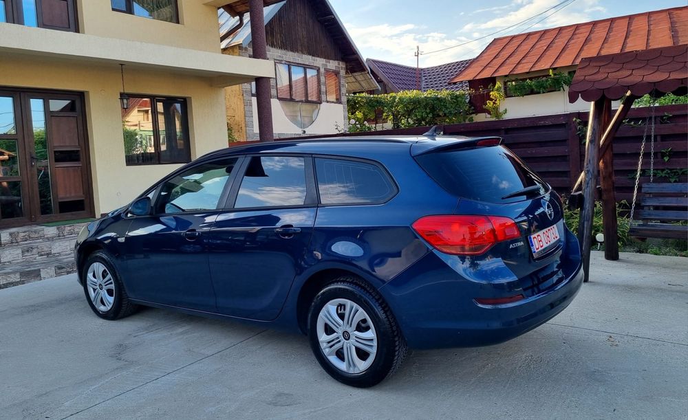 Opel Astra J//2013//SPORTS-TOURER
