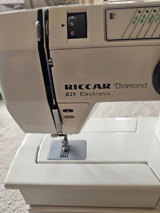 Електрическа портативна шевна машина.