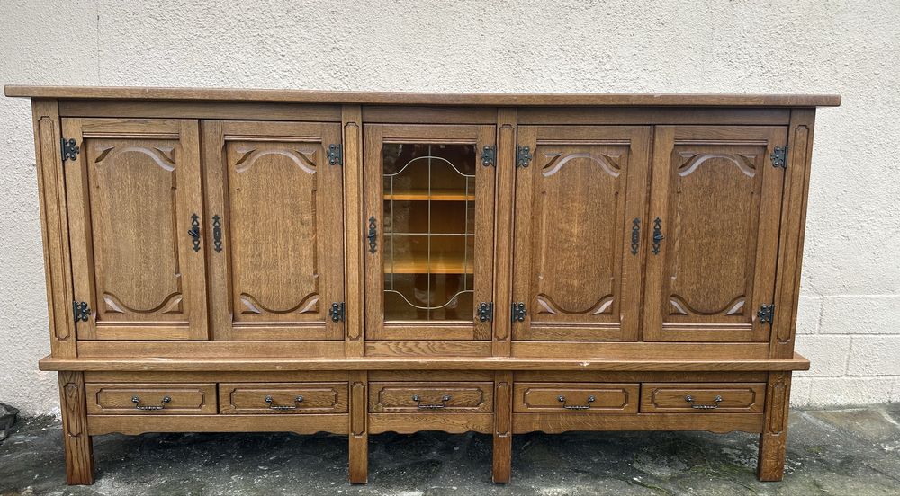 Голяма секция с витрина и чекмеджета