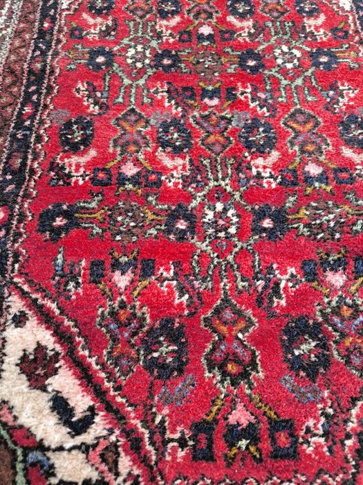 Елегантен ръчно плетен ориенталски килим