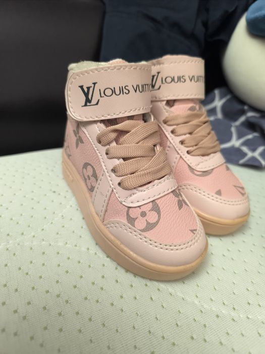 Adidasi Louis Vuitton