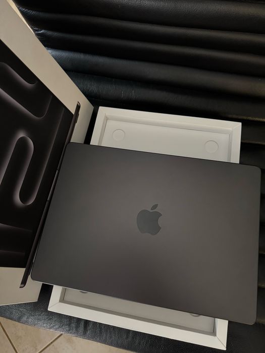  MacBook Pro 14 inch M3 Pro **24 GB**1000 GB**Factura