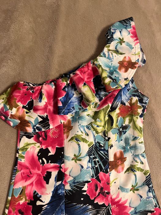 Асиметрична рокля с цветя