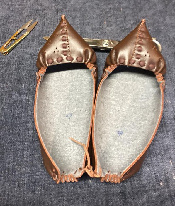 Opinci din piele naturala cu sosete crosetate