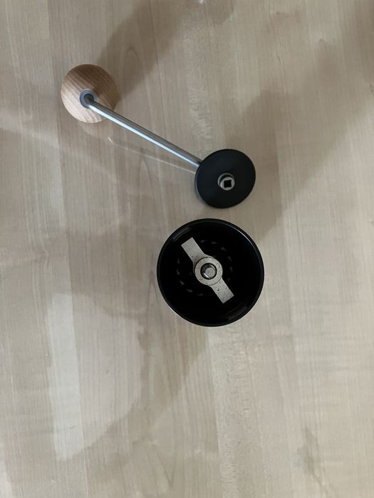 Vând râșniță manuală cafea Kingrinder P1 – stare excelentă