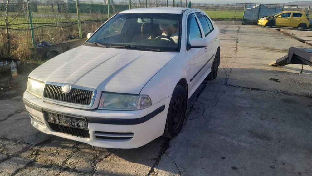 skoda octavia 1 NU MAI AM BARA FATA capota faruri motor 1.9 alh