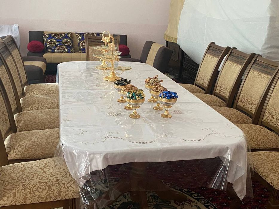 Стол и 12 стульев