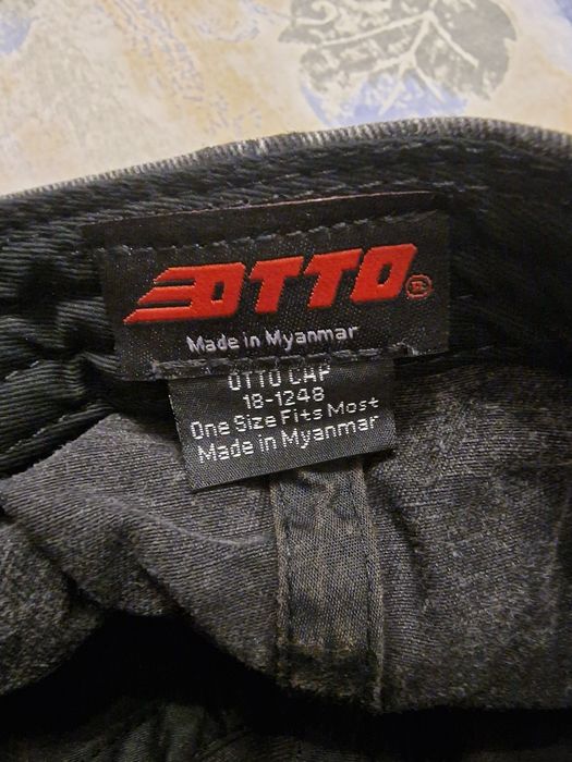 Нови шапки с козирка