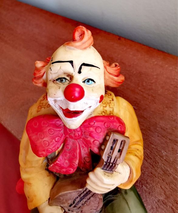 Антикварен винтидж клуон палячо шут музикант седнал с китара фигура