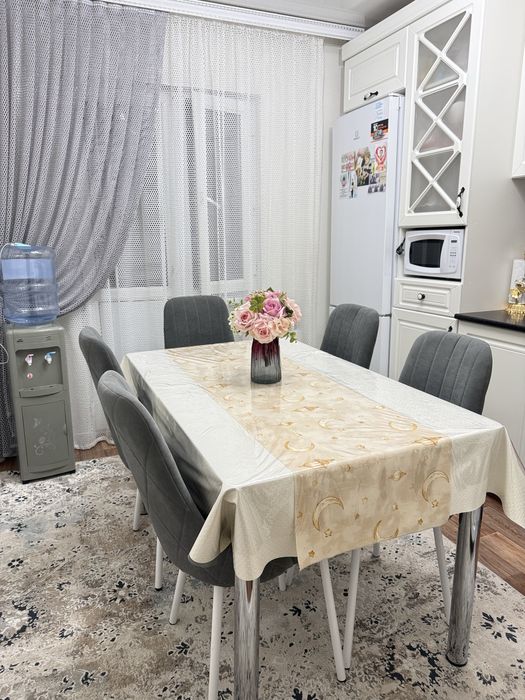 Срочно продам стол с стульями