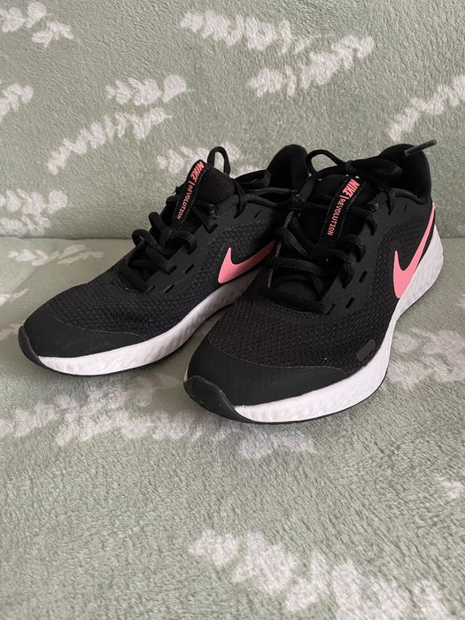 Nike Revolution