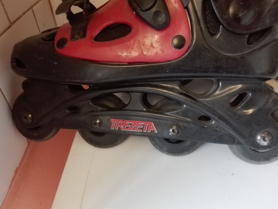 Фотоапарат AGFA , италиянски ролери и ветроупорен фенер.