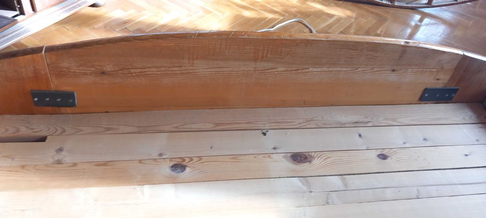 Дървена спалня в добро състояние