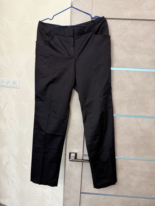 Черные брюки под атлас со стрелками, классические прямые