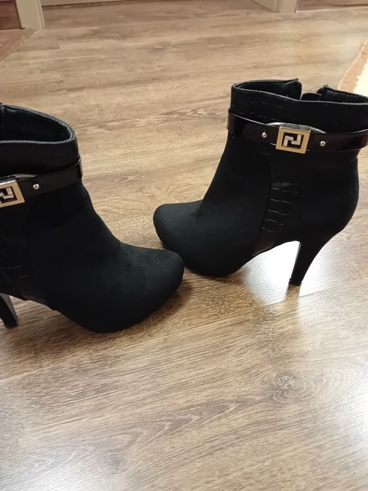 Vand botine din piele ecologica