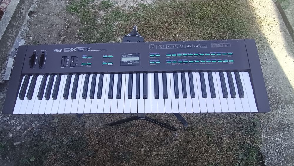 Vând Yamaha DX 27