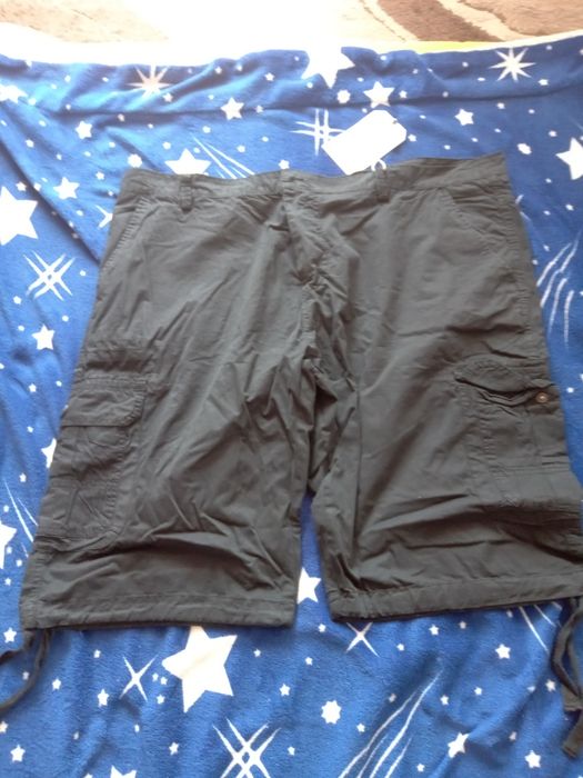 Vând pantaloni scurti