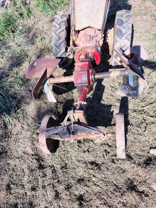 Motocultor cu plug rotativ reversibil