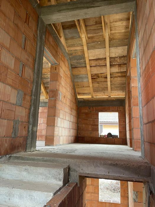 Se vinde casa la rosu in Livada, jud. Arad