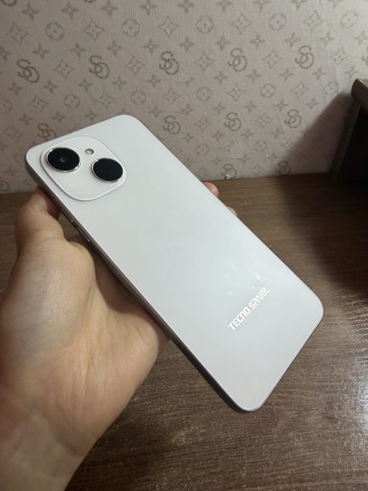 Продам телефон Tecno Spark40c