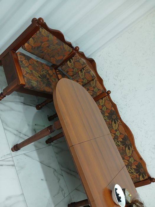 Срочно продам стол и угловой диван  чик