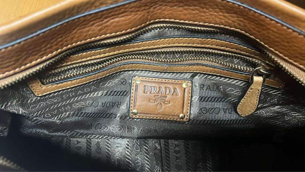 Оригинална чанта Prada Vitello Daino Leather Shoulder Bag (Кафяв / Карамел)