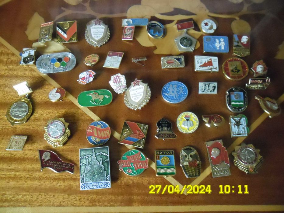 Продам:Монеты значки часы позолоченные.