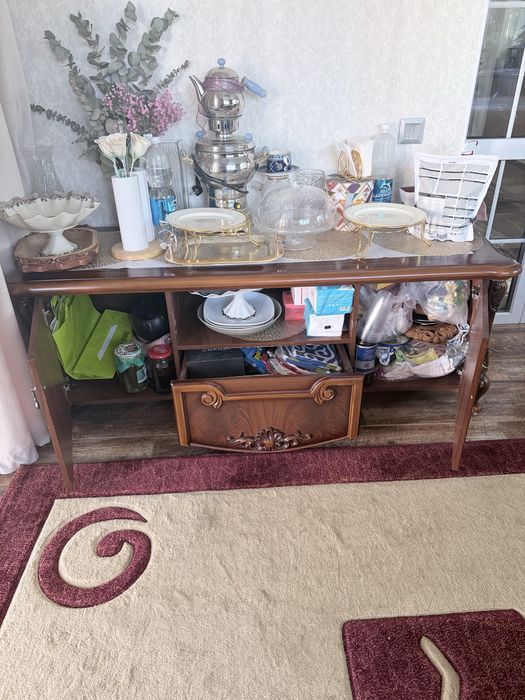 Стеклянный шкаф и подставка