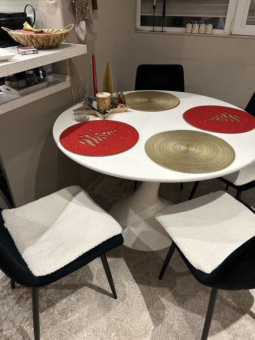 Трапезна маса с четири стола