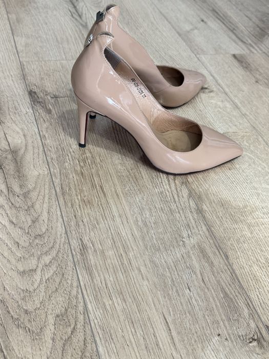 Женские лакированные туфли