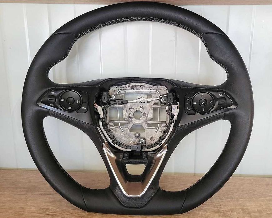 Продавам нов кожен волан за Opel Corsa F след 2019 Astra L след 2021