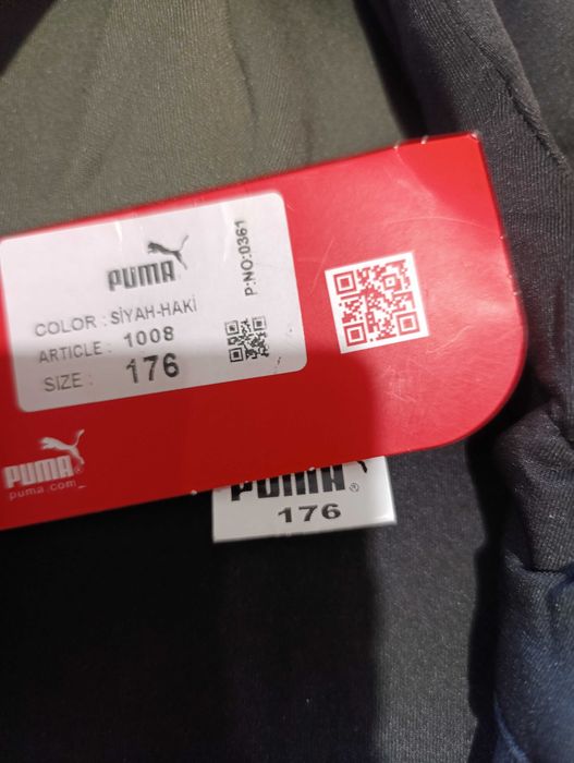 Спортен черен екип Puma Evostripe със зелени странични акценти.