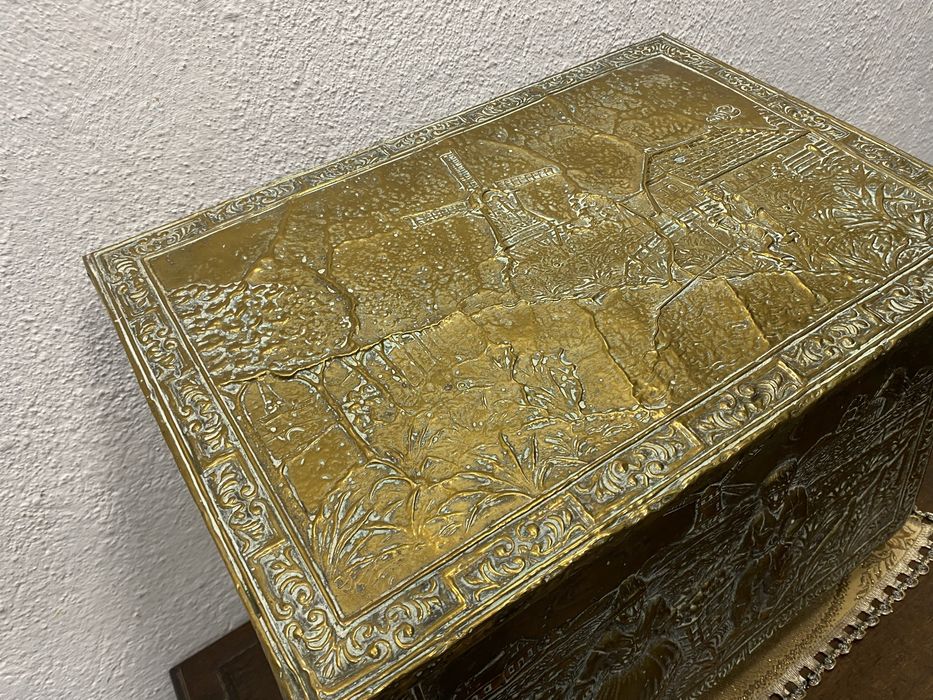 Месингова кутия с релеф селски сцени Нидерландия 1950-1960