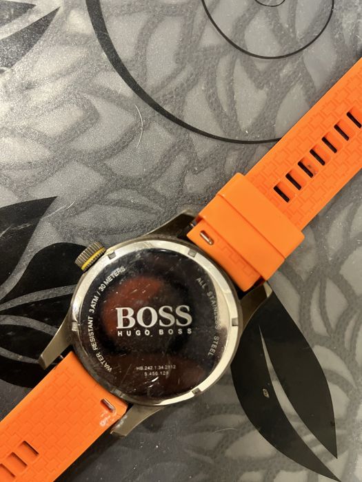 Продавам мъжки часовник Hugo Boss