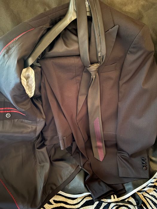 Костюм на Lazarini чисто нов