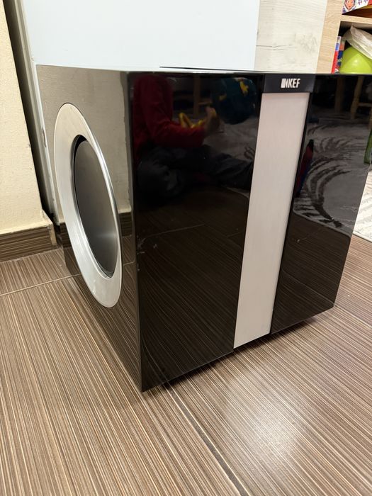 KEF R400b Качествен и масивен Subwoofer