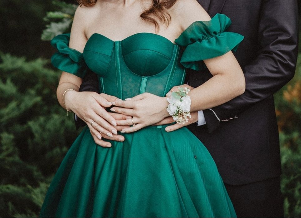 Официална рокля за не забравими моменти.