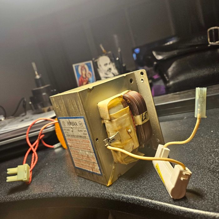 трансформатор високо напрежение  за магнетрон230 V