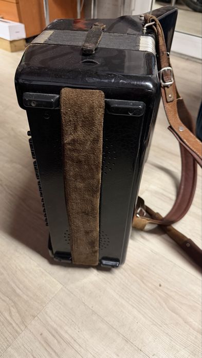 Продавам Акордеон Royal Standard