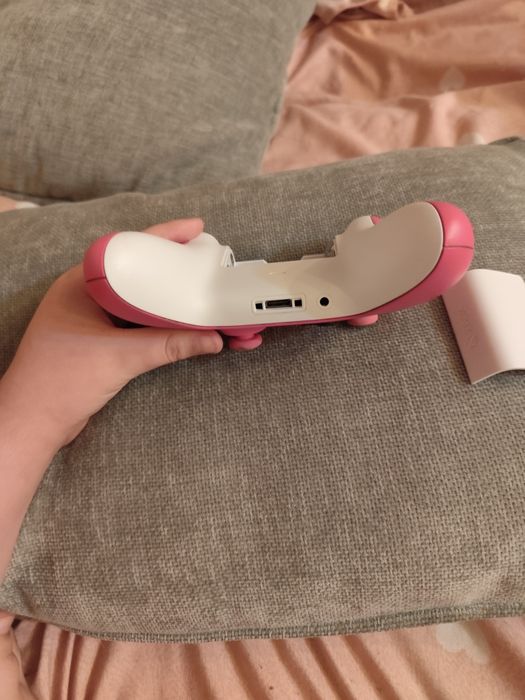 Vând controler roz de Xbox seria x și merge și pe Xbox seria s