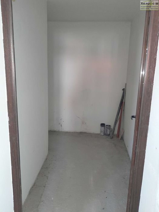 Тристаен апартамент до трето и четвърто училище, гр.Монтана