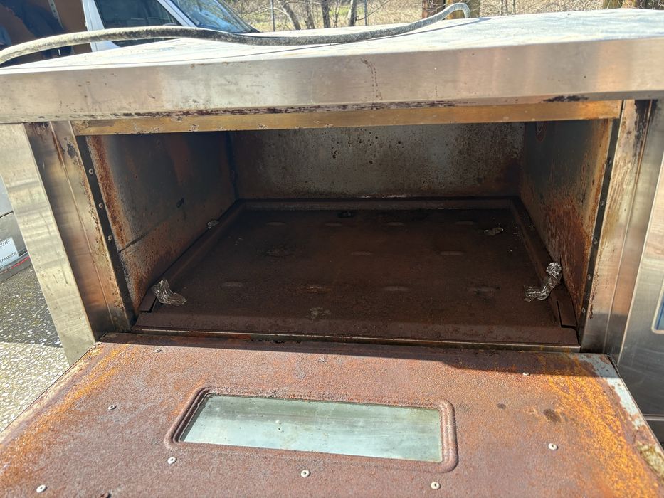 Пицарка, фурна пещ за пици на ток