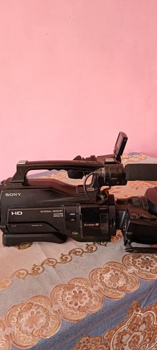 Sony HXR-MC2000 ( камера сотилади)