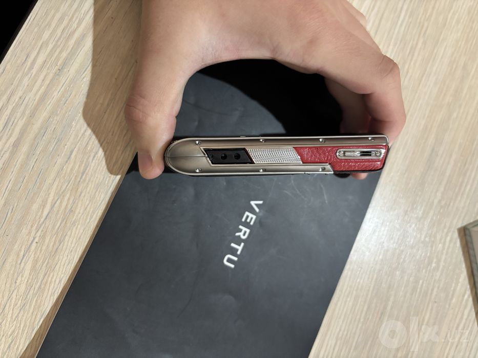 Телефон Vertu б/у колобарация с Ferrari красного цвета