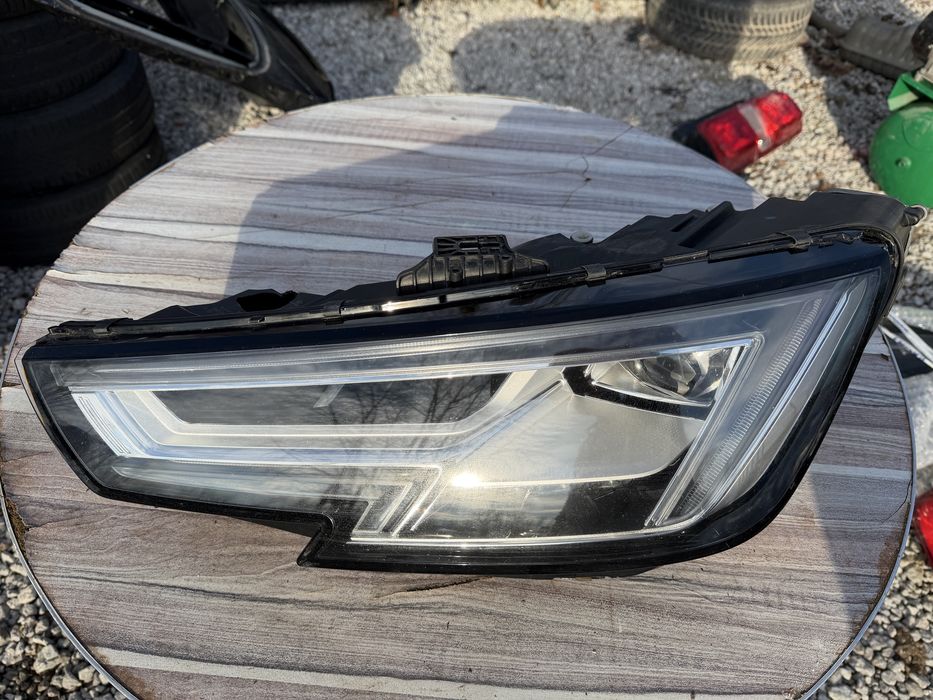 Фар Audi A4 B9