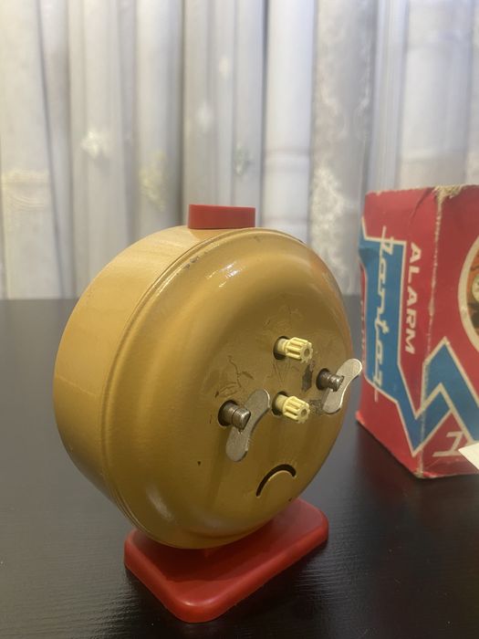 Будильник часы советских времен.