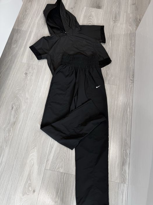 Спорен сет Nike с висока талия