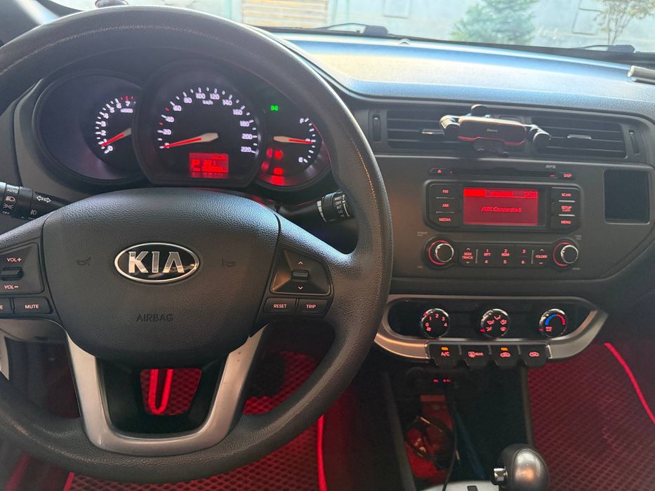 Kia rio 2013 sotiladi