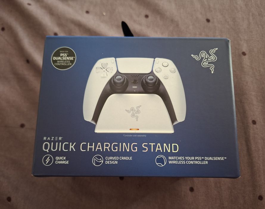 Vând Consolă PS5 Slim 1TB + Încărcător Razer