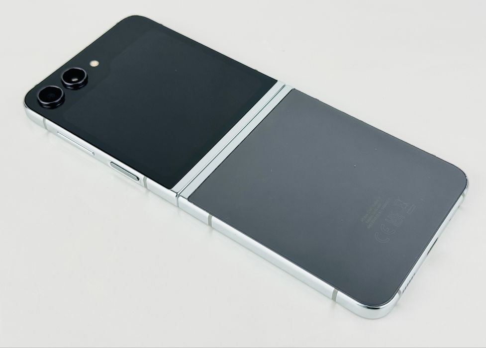 Samsung Galaxy Z Flip 5 256GB 8RAM Graphite Отличен!